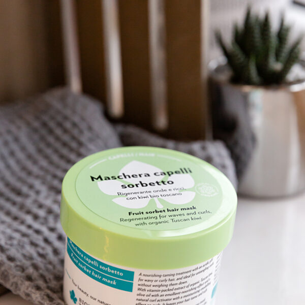 vaisiu serbeto kauke plaukams